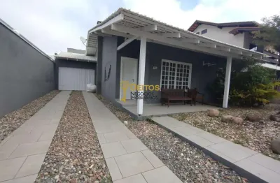 Aluguel de casa mobiliada com área de lazer e piscina na praia dos amores