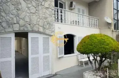 Casa mobiliada em itajaí, fazenda - 03 dormitórios, suíte, área gourmet, 04 vagas de garagem