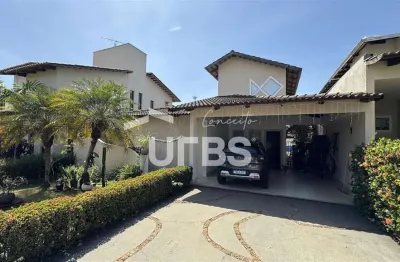 Casa térrea com aquecimento solar na piscina, banheiros e luminárias.