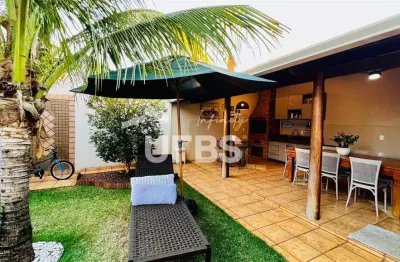 Lindo sobrado todo mobiliado com área de churrasco e frente praça no jardim américa