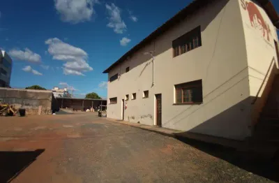 Casa à venda na Avenida João Naves de Ávila, Santa Mônica, Uberlândia