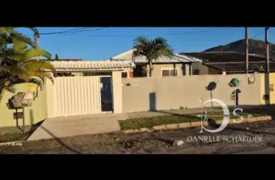 Linda casa à venda!       ótima localização    terreno inteiro   ️ 3 quartos (1 suíte)  próxima da praia e comércios!    agende sua visita!