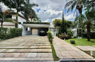 Residência mobiliada com 3 suítes, escritório e ambientes integrados em condomínio de alto padrão