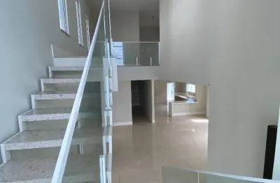 Excelente casa no condomínio Damha com 4 amplas suítes com 238 m²