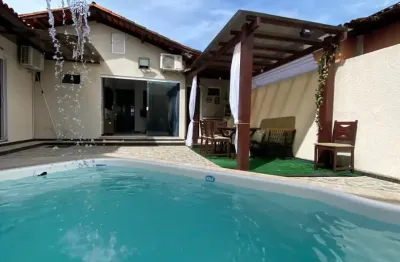 Excelente casa em cond. fechado com 3 suítes, piscina e churrasqueira