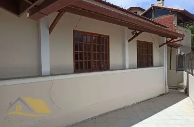Vendo casa nas braunes com 2 quartos, suíte e quintal