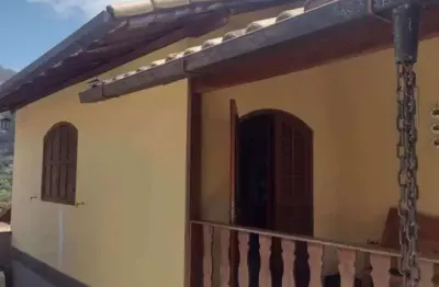 Vendo casa em amparo com piscina, área gourmet e sauna, aceita permuta.
