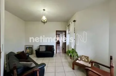 Casa ampla com 05 quartos, 03 banheiros, 04 vagas no bairro dona clara