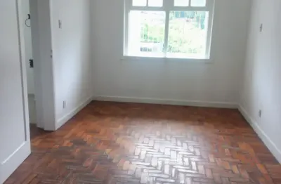 Casa na Rua Tersa com sala, quarto, cozinha banheiro, área,  dependência de empregada.  Acesso por 15 degraus. R$ 1.500,00 Incluso IPTU