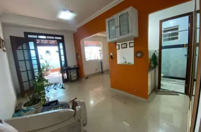 Ampla casa duplex com 4 quartos e piso de madeira nos quartos
