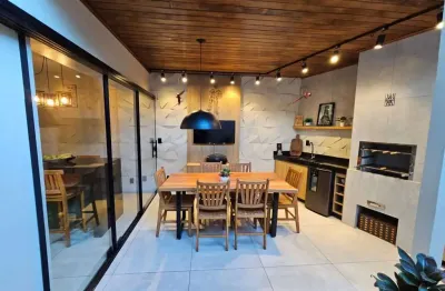 Descubra o seu novo lar no bairro cabral, contagem! esta deslumbrante casa de dois pavimentos não é apenas uma residência, mas um verdadeiro refúgio urbano, oferecendo tudo o que você precisa para viv