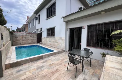 Sobrado próximo à praia com piscina, churrasqueira e suíte no Embaré