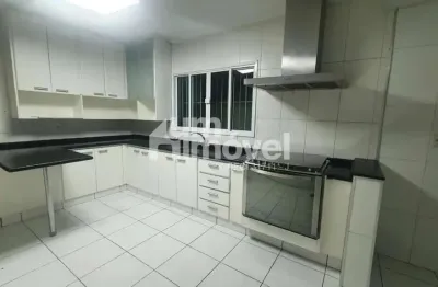 Sobrado à Venda na Rua José Bueno Bicalho – Conforto e Espaço em Local Privilegiado!