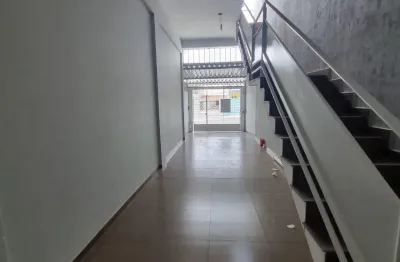 Casa em piso superior, 3 quartos, sendo 1 suíte, churrasqueira e garagem