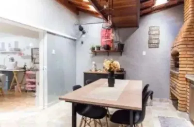 Sobrado para venda possui 178 metros quadrados com 3 quartos