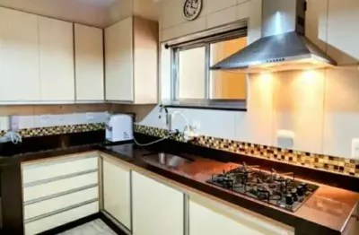 Apartamento para venda tem 140 metros quadrados com 4 quartos