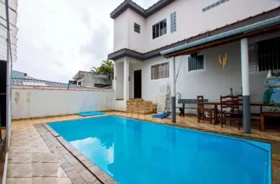 Térrea para venda possui 224 metros quadrados, piscina e área gourmet.