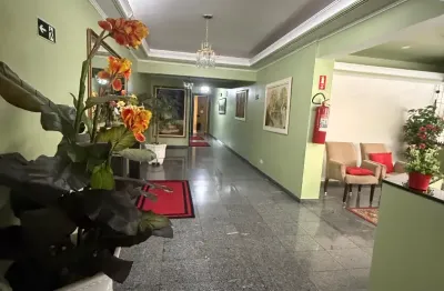 Apartamento mobiliado com 2 dormitórios (1 suíte), 2 sacadas e vaga – a 250m do mar