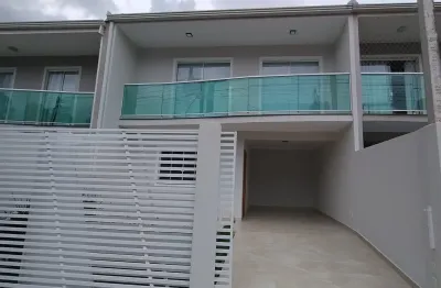 Sobrado localizado no Bairro Parque da Fonte em São José dos Pinhais