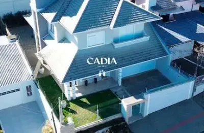 Casa no centro com 04 dormitórios e terreno de 480 metros a venda!!!