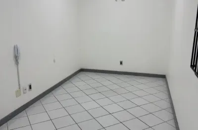 Sala grande, com recepção, cozinha e banheiro, sem taxa de condomínio