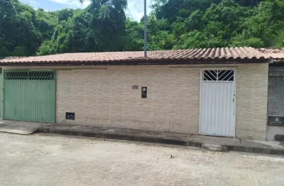 Ótima casa no centro de Cabrália perto da BR, comércio, praça de eventos e praia. Tudo á pé.