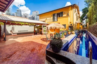 Casa com 455 m², 5 quartos sendo 4 suítes à venda no bairro pacaembu.