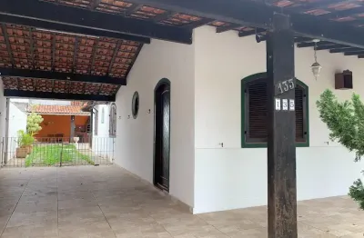 Linda casa linear a poucos passos da Lagoa do Balneário, em São Pedro da Aldeia