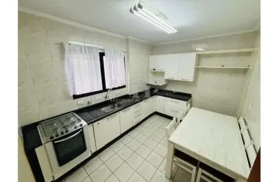 Apartamento amplo ,02 dorm, bairro guilhermina, 180m da  praia.