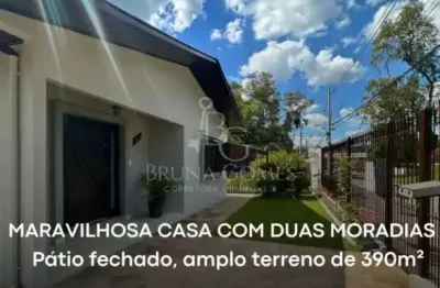 Maravilhosa casa, com duas moradias, 4 dormitórios, 2 banheiros, pátio fechado, semi mobiliado no Bairro São Ciro em Caxias do Sul.