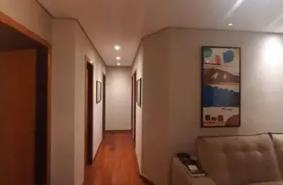 Apartamento com área privativa de 3 quartos sendo uma suíte com armários e piso em tabua corrida.