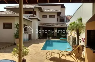 Elegante sobrado à venda, com 317m² de área construída, na região do alto taquaral