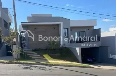 Moderno sobrado invertido em condomínio, com 3 suítes e 239m²