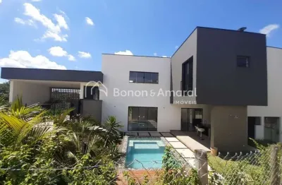 Casa moderna com 3 suítes, piscina aquecida e vista para mata nativa em condomínio fechado em valinhos