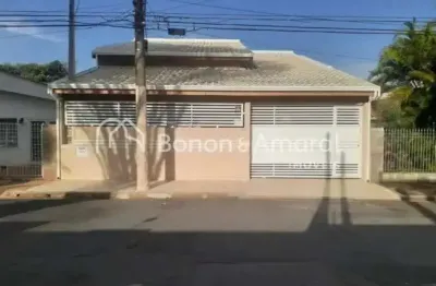 Casa de alto padrão com 3 dormitórios, espaço gourmet e 4 vagas de garagem em localização privilegiada