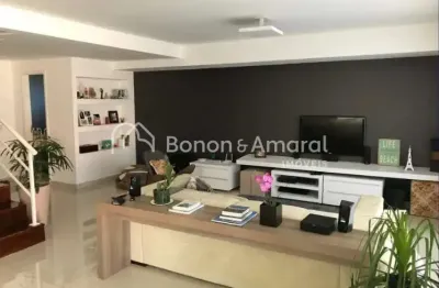 Casa espaçosa e confortável em condomínio com lazer completo