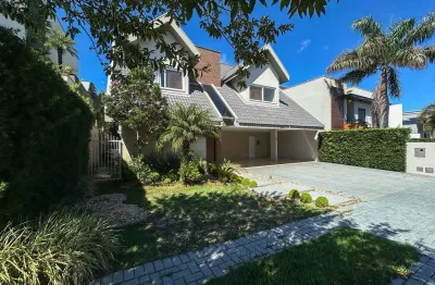 Sobrado de alto padrão com piscina e área gourmet no condomínio treviso