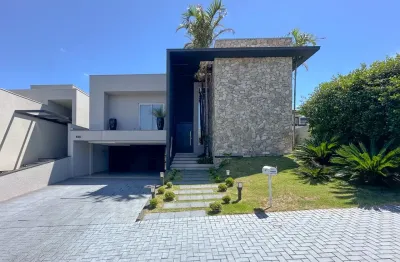 Residência de luxo com piscina aquecida no exclusivo residencial treviso