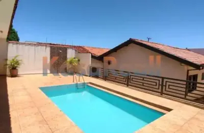 Casa com 3 quartos, sendo uma suíte, dois banheiros, sala ampla para dois ambientes, copa e cozinha. garagem  coberta para um carro e descoberta para mais dois carros. piscina , lavanderia e  área de 