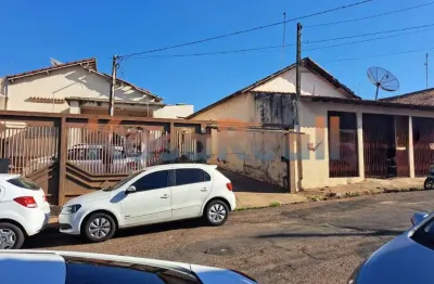 Excelente oportunidade, 3 casas em um mesmo terreno de 880m², ótima localização