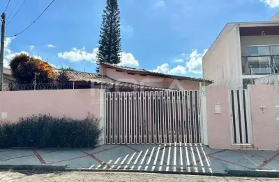 Casa padrão com 3 dormitórios, suíte e 3 garagens no parque santa marta