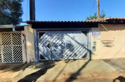 Casa à venda no centro de são carlos com 2 dormitórios e garagem coberta.
