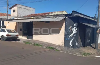 Casa grande de esquina, com o espaço atual dividido em três ambientes: um bar, que possui dois salões integrados e um banheiro. um espaço comercial, que possui duas salas e um banheiro. e uma residênc