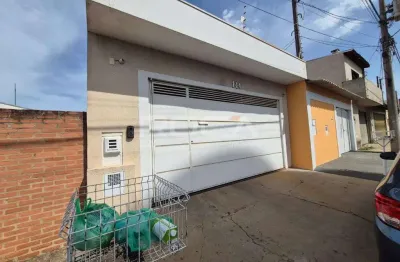 Casa padrão à venda em são carlos: 2 dormitórios, suíte e 2 garagens