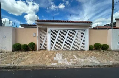 Casa à venda no Jardim Acapulco, São Carlos - 2 dormitórios, suíte, churrasqueira e quintal