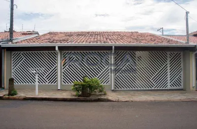 Casa padrão à venda na vila prado, são carlos: 2 dormitórios, churrasqueira e garagem coberta.