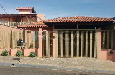Casa com três quartos sendo um suíte, no bairro residencial itamarati, são carlos - com churrasqueira e edícula