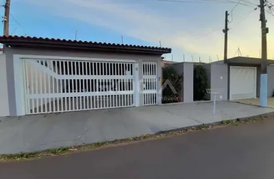 Casa padrão à venda no jardim acapulco, são carlos: 3 dormitórios, edícula e 4 garagens!