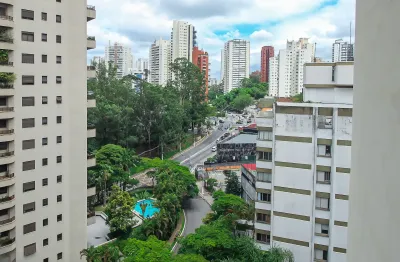 Acordar todos os dias com o canto dos pássaros e ser agraciado pelo sol da manhã e da tarde é um privilégio para poucos. Imóvel 100% reformado, em andar alto, com uma vista incrível e permanente. Loca