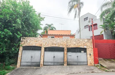 A casa de quase 400 m² mais barata do Morumbi — isso mesmo, você leu corretamente! Não existe outra casa com essa metragem e preço disponível na região. Imóvel espaçoso, com edícula e layout versátil,